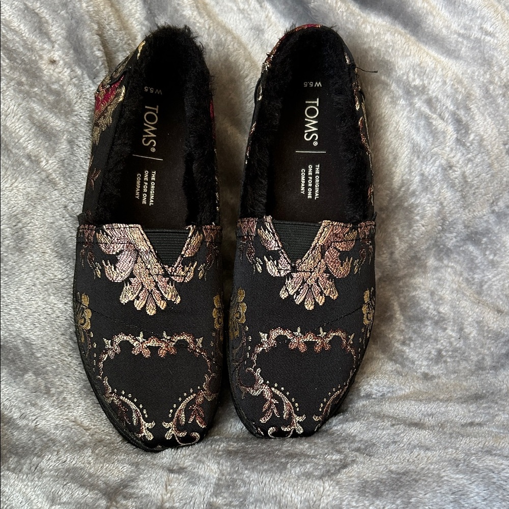 TOMS Women's Black and Gold Patterned Loafers with Faux Fur Lining size 5.5W - Picture 1 of 8